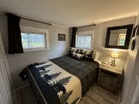 Escape to a Streamside Cabin in the Lower Catskills 마마카팅 호텔
