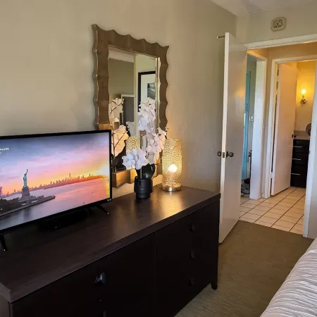 Deluxe 1 Bedroom Ocean View Condo with hot tub and pools & short stroll to beach