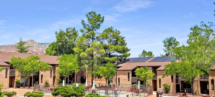 Sedona Cozy Condo with Pool, Walk to Restaurants, 4-Min to Hiking, Near Stores Hotels in Village of Oak Creek
