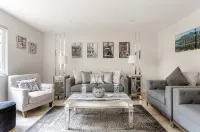 Luxurious & Modern 2 Bedroom Private Suite in Coquitlam 1 Family