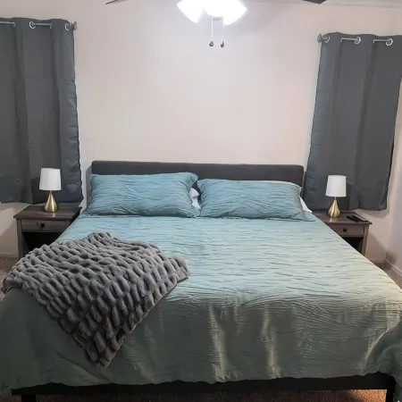 Charming 3-bedroom cottage with AC and WiFi in Goodyear