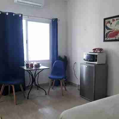 2 BED STUDIO WALKING DISTANCE ANYWHERE AT BEAROOMS AND STUDIOS Rooms
