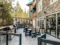 Top-Floor Condo with stunning mountain views! - Pool