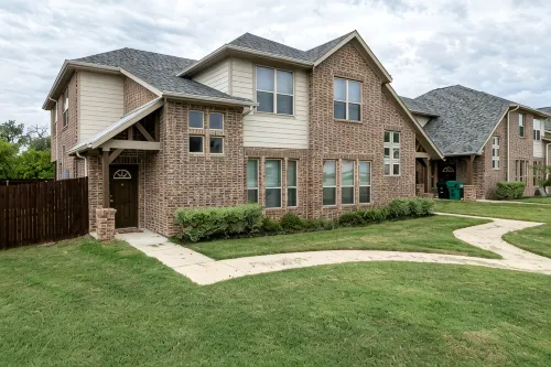 Near UNT + Downtown Square - Spacious Group Stay - 4-Star