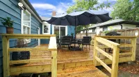3-bedroom 2 full bath bungalow in the heart of the city minutes from DT Raleigh. - บังกะโล