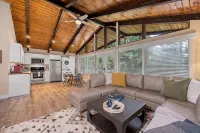 Forest Retreat with Two Kings and Expansive Deck - 精品