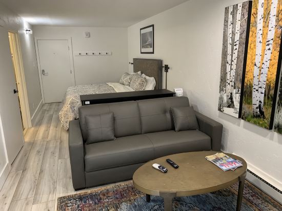 1 min. walk to Ski Lift/Gondola, shopping & dining! Perfect location!New Remodel