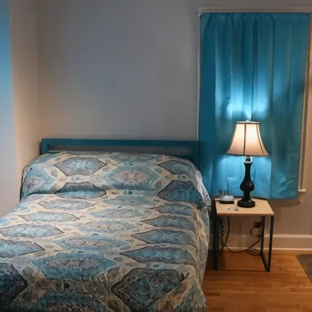 3 Bedroom, 2 Bath, Hike to Downtown, Porch, Free Wi-Fi, Wash/Dryer, and Parking