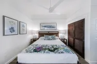 Newly remodeled with AC, gorgeous ground floor condo 87, 3 min walk to beach - نادي رياضي