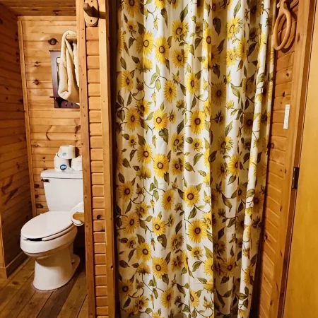 GLAMPING YURT. Sleeps 4, HOT TUB, Pellet Stove
