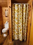 GLAMPING YURT. Sleeps 4, HOT TUB, Pellet Stove - 2 estrellas