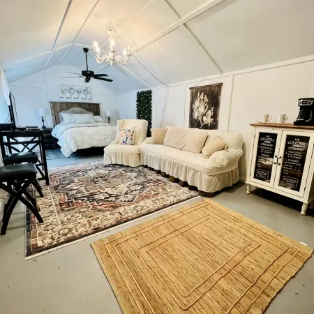 Cute Cabin, Private Hot Tub, Queen Bed, Small Town, 4 Miles to Ratcliff Lake