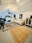 Cute Cabin, Private Hot Tub, Queen Bed, Small Town, 4 Miles to Ratcliff Lake - Alppimaja