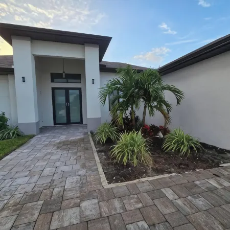 Radiant Luxury Retreat: Serene Outdoor Space!
