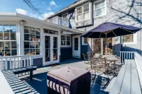Only Urban Beach House in Chicago - Bungalows
