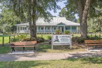Tranquil beach cottage in historic American Beach! 5 min walk to the beach! - 4-Star