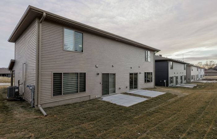 West Omaha Getaway, blocks from Village Pointe Plaza