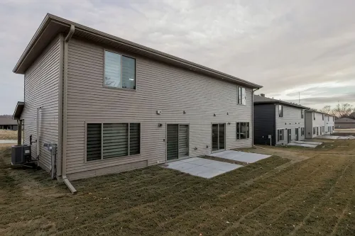West Omaha Getaway, blocks from Village Pointe Plaza - Homestays