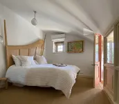 Stylish house with fabulous view of the medieval hilltop village Cordes sur Ciel - บังกะโล