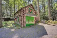 Rustic Rest Log Cabin, with hot tub and trout stream, near Poconos attractions. - 4성급
