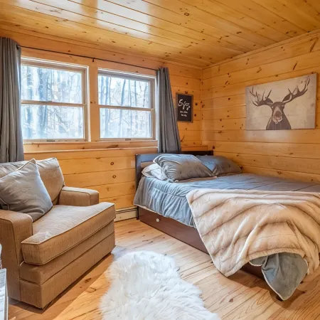 Beautiful private rustic log cabin, pool, hot tub