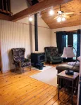 Charming 2-bedroom cottage with loft, AC, and WiFi on peaceful 295-acre property - 3 tähden