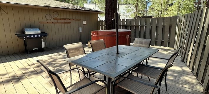 Pet Friendly Home, 3 Bedrooms & 3 Baths, Steps to Sharc with 8 Passes โรงแรมในซันริเวอร์