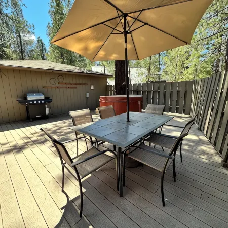 Pet Friendly Home, 3 Bedrooms & 3 Baths, Steps to Sharc with 8 Passes