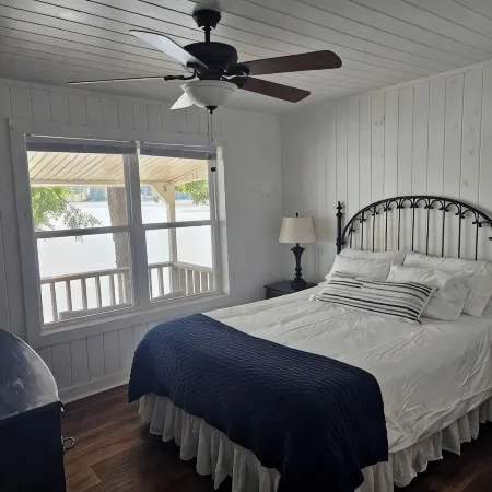 Lakeside Chalet on Beautiful Gantt Lake!