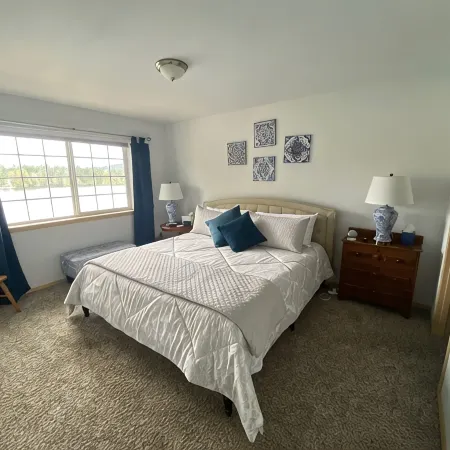Cozy Lakeside Cottage 1.5 hours from Seattle