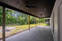 Captains Quarters- located within walking distance to local marina - 4-Star