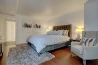 Location, Location, Location HUGE 2000 Sq Ft Condo 17TH Floor Views --- Sleeps 8 - Homestays