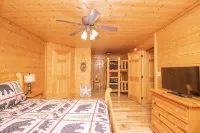 Cozy Smoky Mountain Cabin • Hot Tub, Firepit • 5 Mins to Parkway - Romanttinen