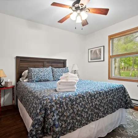 Cozy Chalet Style Home, Walk to Lake Harmony