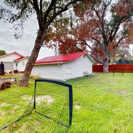 Historical Bungalo in downtown Schertz in between San Antonio & New Braunfels.