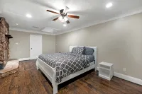5BR Family Gem: Barbecue, Swim & Relax! - Private Pool