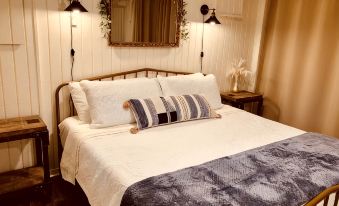 Tranquil Wooded King Bed Suite Close to Everything