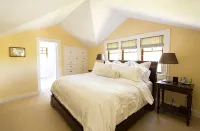 Downtown St. Helena retreat with pool, bocce ball and privacy. Permit #PL23-019 - Wi-Fi