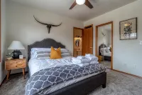 Stunning and spacious retreat w/ Heated pool and hot tub - 방갈로