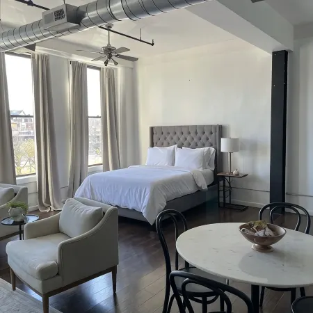 Spacious Loft in Historic Baggs Square