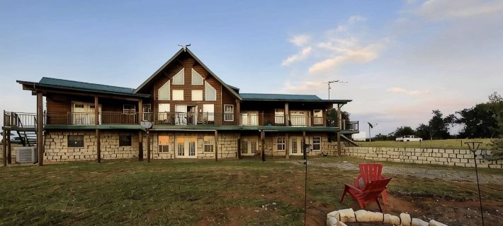 Superb view Lake Ellsworth! Log cabin in the country. Hotels in Comanche County