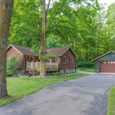 Cute Log Cabin! Boyne Mountain! Hot Tub! Walloon Lake! Fireplace! Beach!