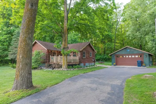 Cute Log Cabin! Boyne Mountain! Hot Tub! Walloon Lake! Fireplace! Beach! - Wifi