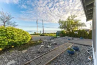 Oceanside Retreat ~ Private Beach in Quaint Seaside Town - 4-Star