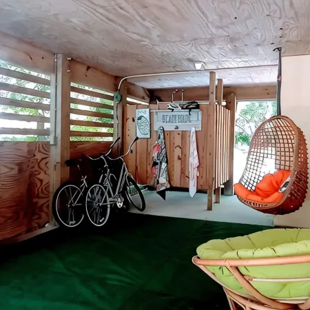 HEY, GET A ROOM! Couples Getaway : Bikes, beach chairs, umbrella :Central locale