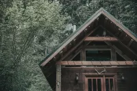 The Lodge @ SkyCamp: Cozy cabin with hot tub 15min from Stevens Pass - Hytter
