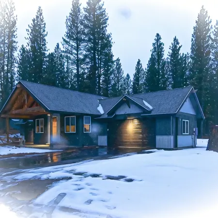 Cozy New Cabin. Walking distance to wedding venue, Chalet View Lodge!