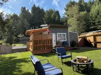 Charming Tiny House with Hot Tub and big fenced yard! Private location! - 4-Star
