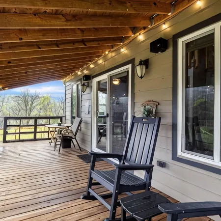 Cozy cabin retreat w/hot tub and fenced yard. Pet-Friendly!