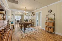 Secret Garden @ Seminole located in the heart of downtown Stuart, FL - ห้องครัว